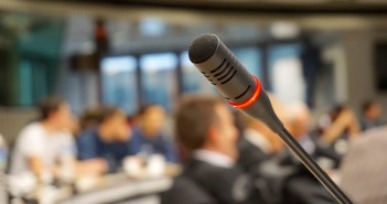 microphone-704255_1920