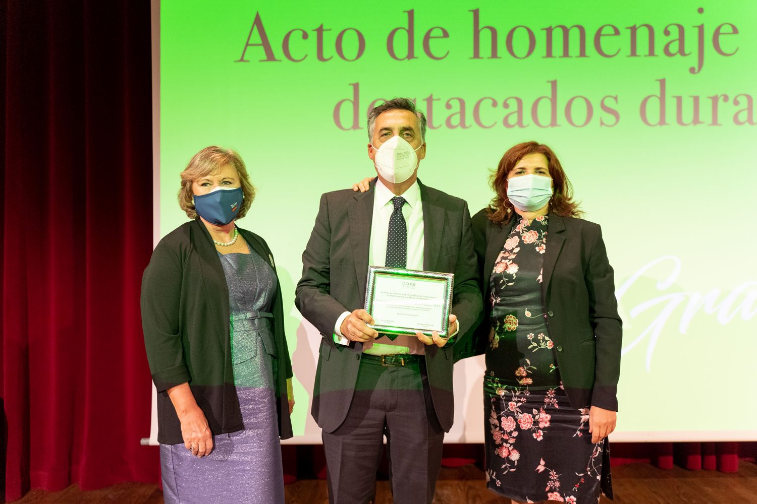 18. Premio a AEFA. Antonio Rider Pérez, presidente, Pilar León y Clara Martínez